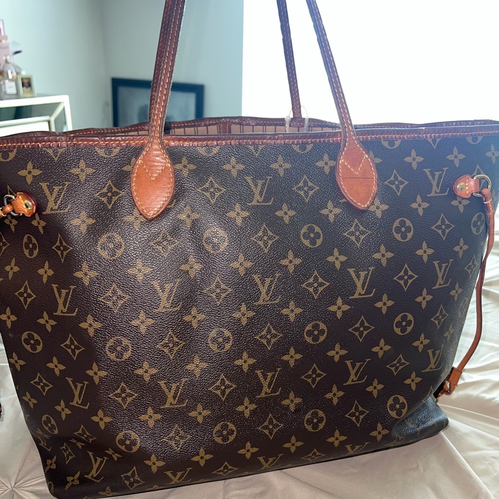 The Neverfull GM tote unites timeless design with heritage.